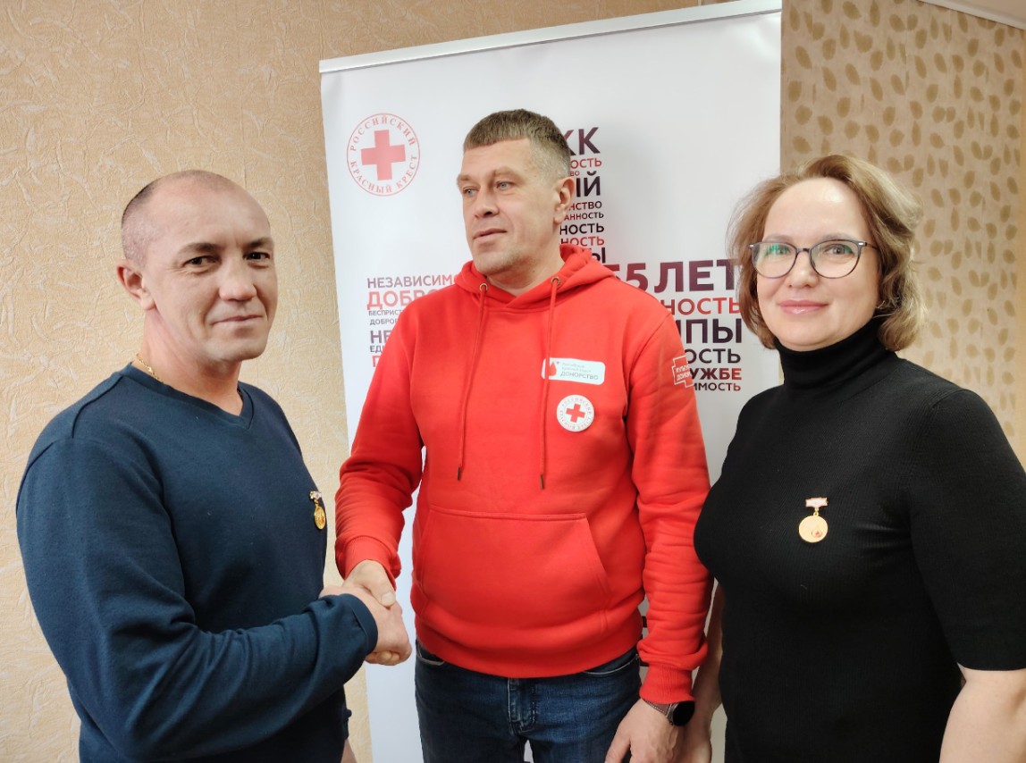 Руководитель березниковского отделения «Красного Креста» Сергей Христофоров (в центре) поздравил Почётных доноров Наталью Шушкову и Сергея Федосеева